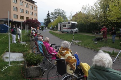 Koncert pod okny - dobrovolníci ČČK