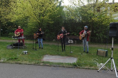 Koncert pod okny - dobrovolníci ČČK