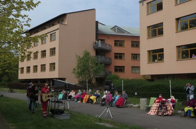 Koncert pod okny - dobrovolníci ČČK