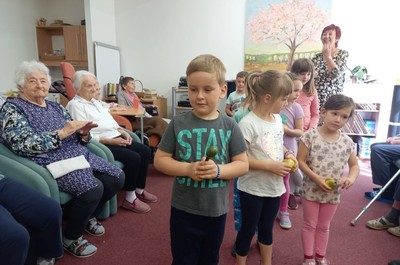 Společní zpívání s dětmi z MŠ STROMOVKA