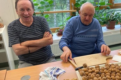 Louskání ořechů na Svatomartinské rohlíčky říjen