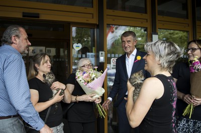Návštěva p. Babiše a darování koťátek