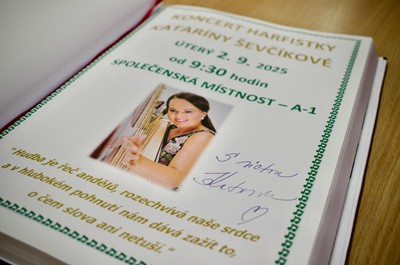 Hudební vystoupení paní Katariny Ševčíkové na harfu