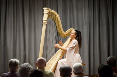 Hudební vystoupení paní Katariny Ševčíkové na harfu