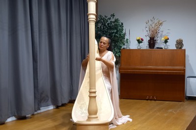 Hudební vystoupení paní Katariny Ševčíkové na harfu