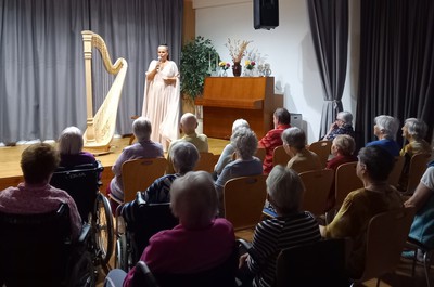 Hudební vystoupení paní Katariny Ševčíkové na harfu