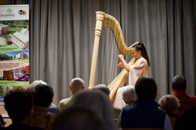 Hudební vystoupení paní Katariny Ševčíkové na harfu