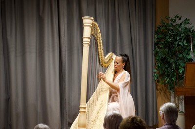 Hudební vystoupení paní Katariny Ševčíkové na harfu
