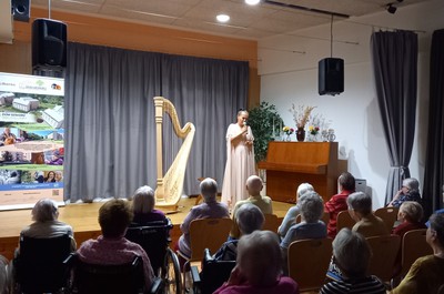 Hudební vystoupení paní Katariny Ševčíkové na harfu