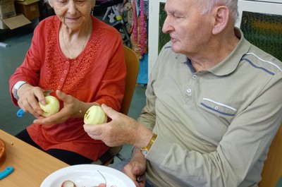 Pečení jablečného štrůdlu - září