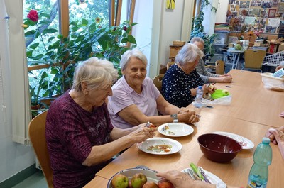 Pečení jablečného štrůdlu - září