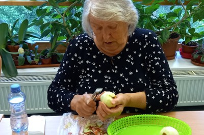 Pečení jablečného štrůdlu - září