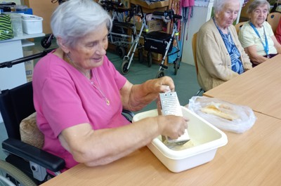 Pečení jablečného štrůdlu - září