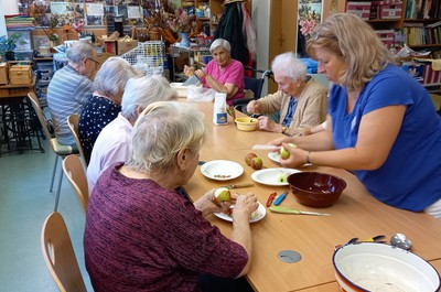 Pečení jablečného štrůdlu - září