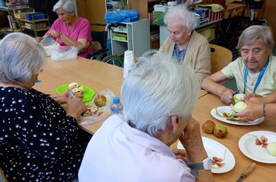 Pečení jablečného štrůdlu - září