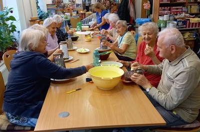 Pečení jablečného štrůdlu - září