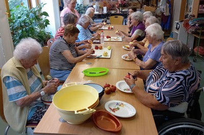 Pečení jablečného štrůdlu - září