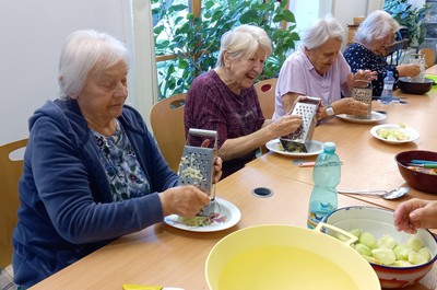 Pečení jablečného štrůdlu - září