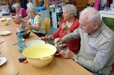 Pečení jablečného štrůdlu - září