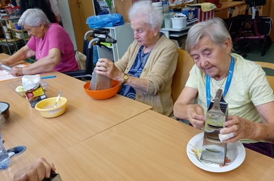 Pečení jablečného štrůdlu - září