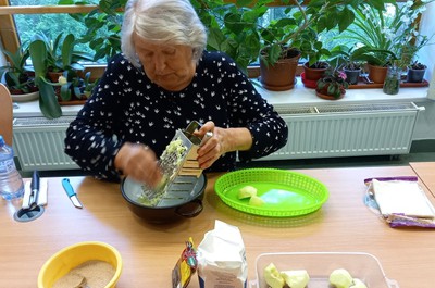 Pečení jablečného štrůdlu - září