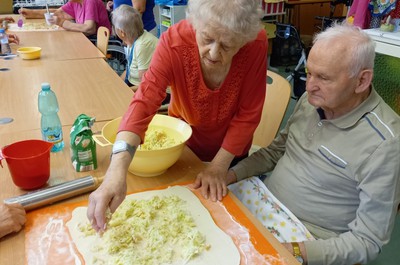 Pečení jablečného štrůdlu - září