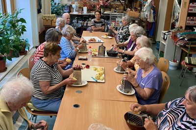 Pečení jablečného štrůdlu - září