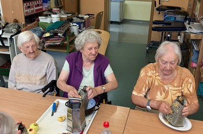 Pečení jablečného štrůdlu - září