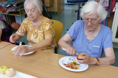 Pečení jablečného štrůdlu - září