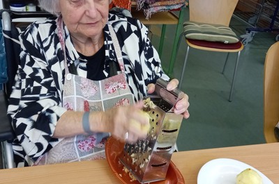 Pečení jablečného štrůdlu - září