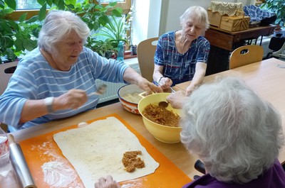 Pečení jablečného štrůdlu - září