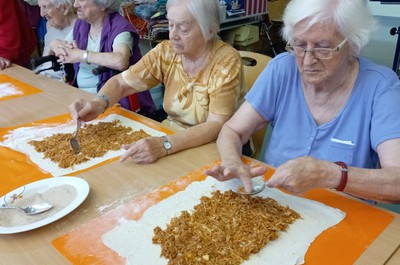 Pečení jablečného štrůdlu - září