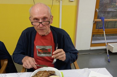 Svatomartinský oběd - pečené husí stehno, knedlík a červené zelí