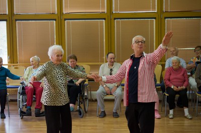 Taneční terapie s Petrem Veletou a taneční skupinou seniorek z Kontaktu Liberec