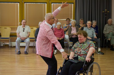 Taneční terapie s Petrem Veletou a taneční skupinou seniorek z Kontaktu Liberec