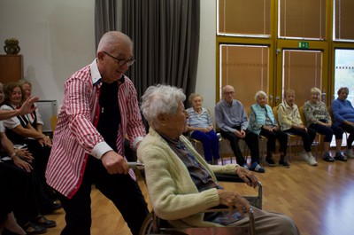 Taneční terapie s Petrem Veletou a taneční skupinou seniorek z Kontaktu Liberec