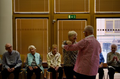 Taneční terapie s Petrem Veletou a taneční skupinou seniorek z Kontaktu Liberec