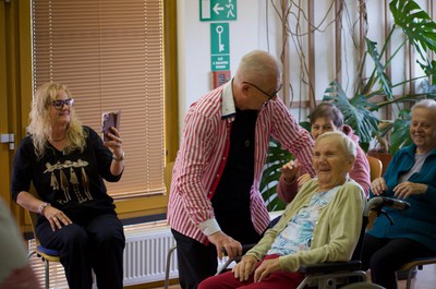 Taneční terapie s Petrem Veletou a taneční skupinou seniorek z Kontaktu Liberec