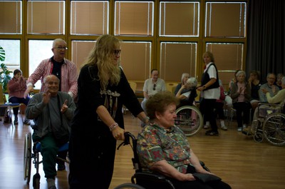 Taneční terapie s Petrem Veletou a taneční skupinou seniorek z Kontaktu Liberec