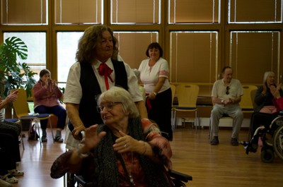 Taneční terapie s Petrem Veletou a taneční skupinou seniorek z Kontaktu Liberec