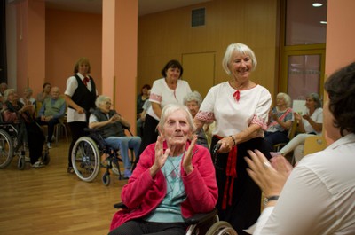 Taneční terapie s Petrem Veletou a taneční skupinou seniorek z Kontaktu Liberec