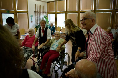 Taneční terapie s Petrem Veletou a taneční skupinou seniorek z Kontaktu Liberec