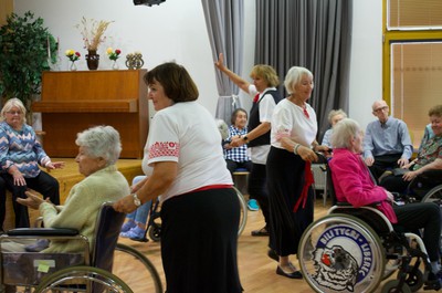 Taneční terapie s Petrem Veletou a taneční skupinou seniorek z Kontaktu Liberec