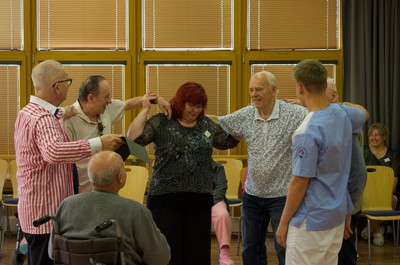 Taneční terapie s Petrem Veletou a taneční skupinou seniorek z Kontaktu LiberecTaneční terapie s Petrem Veletou a taneční skupinou seniorek z Kontaktu Liberec