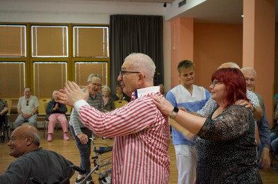 Taneční terapie s Petrem Veletou a taneční skupinou seniorek z Kontaktu Liberec