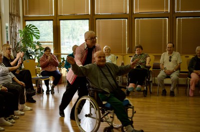 Taneční terapie s Petrem Veletou a taneční skupinou seniorek z Kontaktu Liberec