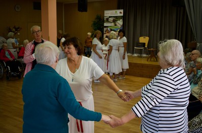 Taneční terapie s Petrem Veletou a taneční skupinou seniorek z Kontaktu Liberec
