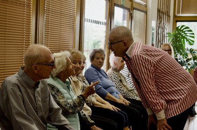 Taneční terapie s Petrem Veletou a taneční skupinou seniorek z Kontaktu Liberec