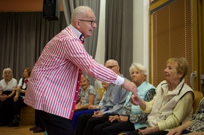 Taneční terapie s Petrem Veletou a taneční skupinou seniorek z Kontaktu Liberec