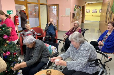 Vánoční přípravy na zdobení stromečků